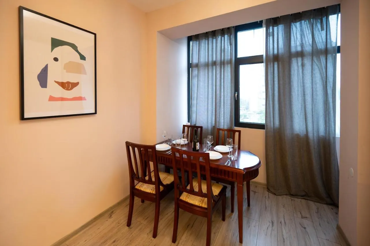 Spacious 1Bdr Apartment Near City Center 소피아